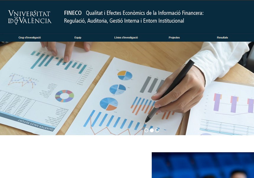 Persona teclejant en un ordinador